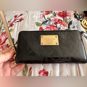 🎉SOLD🎉MK Jet Set Signature Black Zip Around Patent Leather Wallet/Wristlet.